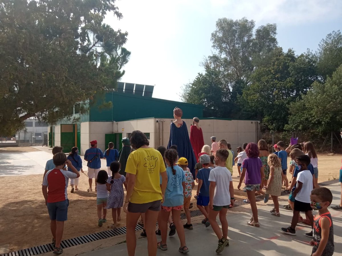 AjuntamentPLF's tweet photo. 🤙🏻 Aquest matí, els Gegants de Palafolls han visitat el Casal d'Estiu! ☺️

#EstiuPLF https://t.co/wfVnqzDJ4o