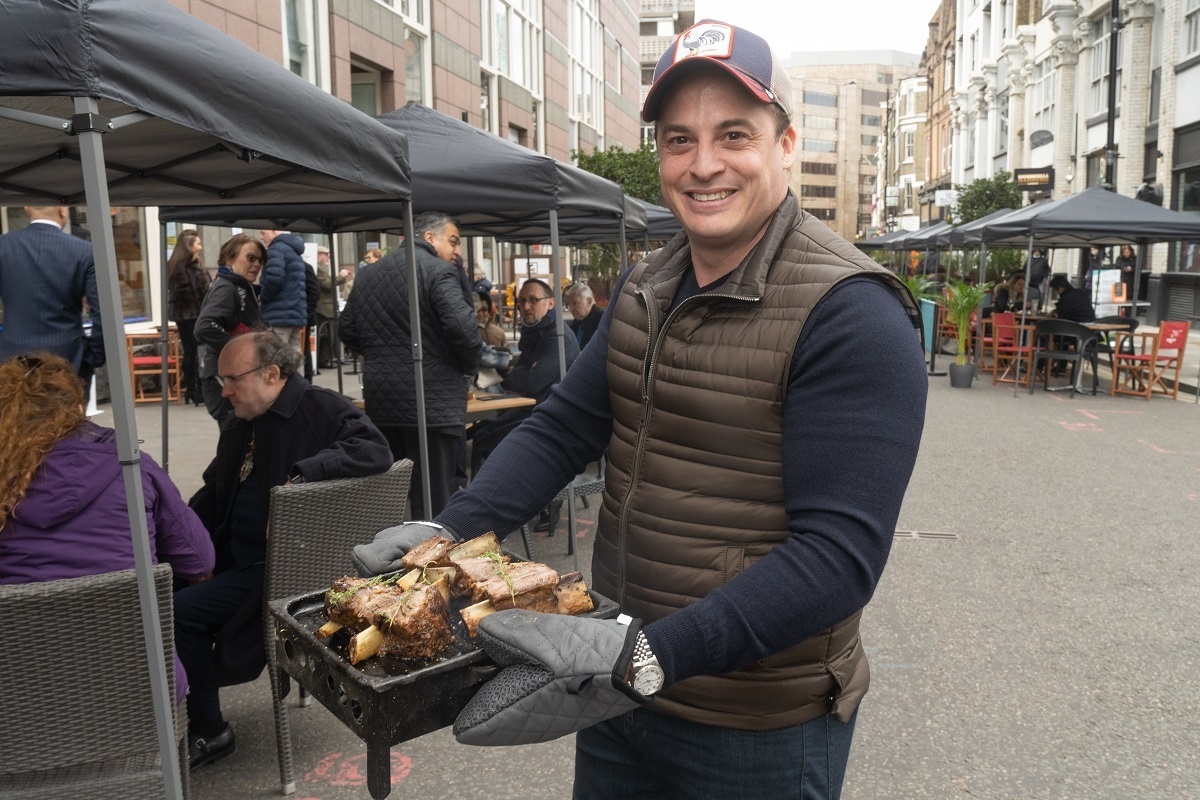 TowerHamletsNow's tweet photo. Shout out to Jose at @BifeUK in Middlesex St 📢 He is another of our fab local businesses that make #TowerHamlets so great. Go check out the area including Petticoat Lane Market this weekend! Show your support for your fave local business! #welcomebackTH https://t.co/2eMQacwDX1