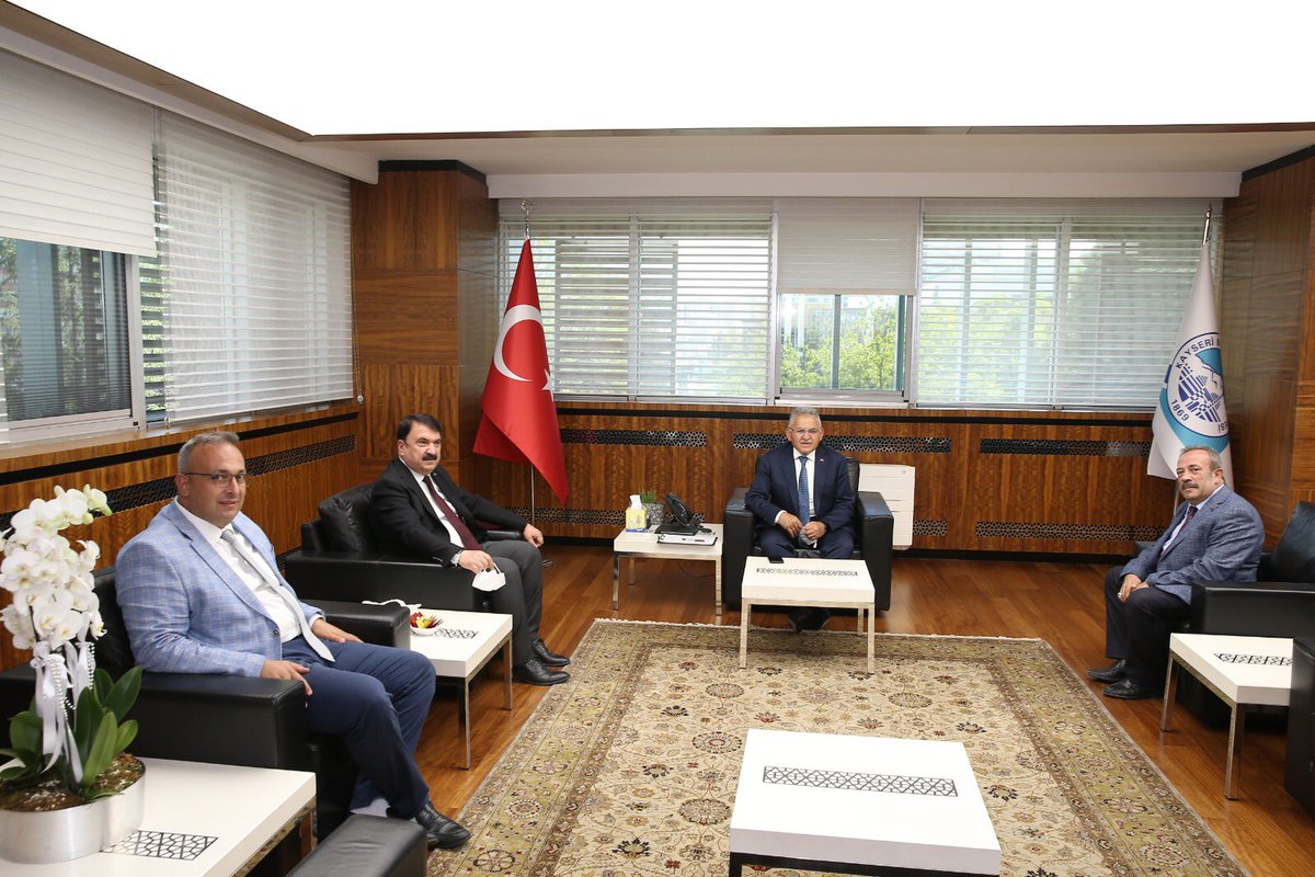 rifatturker14's tweet photo. Kayseri Vakıflar Bölge Müdürlüğümüze yaptığımız Çalışma ziyaretimiz çerçevesinde Kayseri Büyükşehir Belediye Başkanı Sayın Memduh Büyükkılıç’ı makamında ziyarette bulunduk. Sayın başkanımıza misafirperverliği, nezaketi ve Vakıf hassasiyeti için teşekkür ederiz. @VGM_VAKIFLARGM https://t.co/5n2qUTNIIU