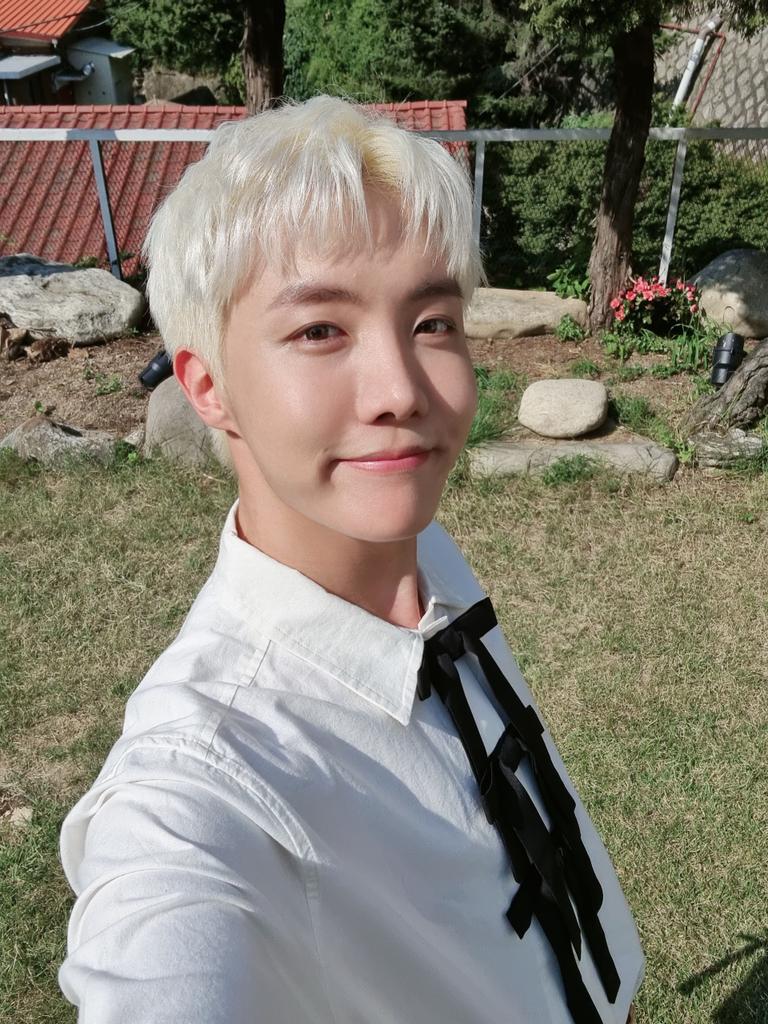 LauTae5's tweet photo. Muy buenos, hermosos días!!
Estas fotos son motivación, es como usted puede sigan con el Stream. #Sope #Hobi #Yoongi
Los amamos!! 🧈👅💜
@BTS_twt #BTS #BTSARMY #ButterStream #BUTTERTHEEREMIX
#BTSxMeganTheeStallion https://t.co/uOlnjxdaeu