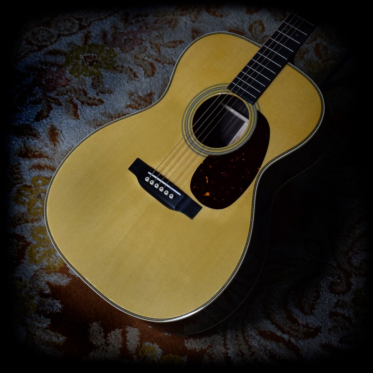 musicdistrib's tweet image. La @MartinGuitar  000-28 es una acústica ideal para grabaciones. Gracias a su formato, más compacto que el de una Dreadnought y con una longitud de escala reducida, es una guitarra muy cómoda

Destaca por un sonido muy equilibrado. Esta unidad está disponible en @Stringsfield