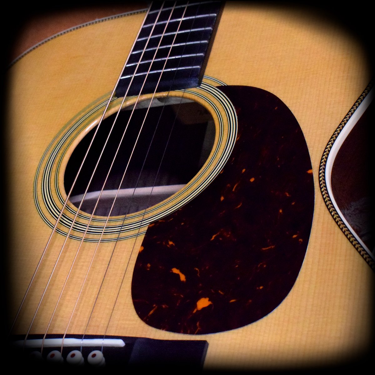 musicdistrib's tweet image. La @MartinGuitar  000-28 es una acústica ideal para grabaciones. Gracias a su formato, más compacto que el de una Dreadnought y con una longitud de escala reducida, es una guitarra muy cómoda

Destaca por un sonido muy equilibrado. Esta unidad está disponible en @Stringsfield