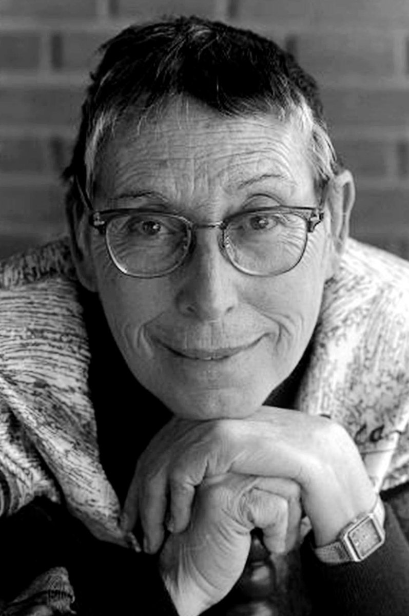 Días tristes para la radio española. Una semana después de dejarnos #MatildeVilariño a los 100 años, se va #JuanGinzo a los 99! La longeva actriz y locutora fue una voz imprescindible en la historia de las ondas protagonizando radionovelas como #AmaRosa. 📻