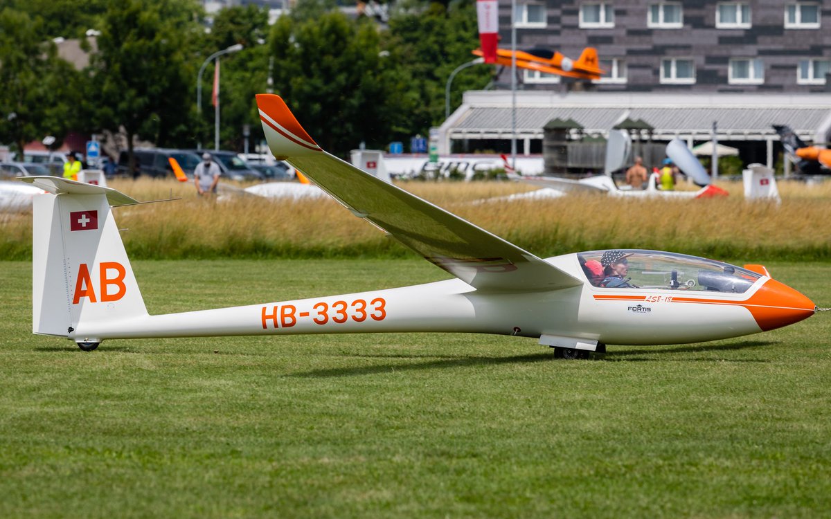 mrmoser1983's tweet photo. Rolladen-Schneider LS8-18 
HB-3333 "AB" 🇨🇭
(MSN 8369 - 1st Flt: 2001)

📷EOS 5D Mark IV + EF 300mm f/2.8 IS II USM 
(@300mm, f/6.3, 1/100, ISO 100)
📍#Flughafen #Grenchen (#LSZG #ZHI) 🇨🇭

#SegelFliegen #Glider #Soaring #LS8 #RolladenSchneider  #AviationPhotography #Switzerland https://t.co/CWtraG8mLG