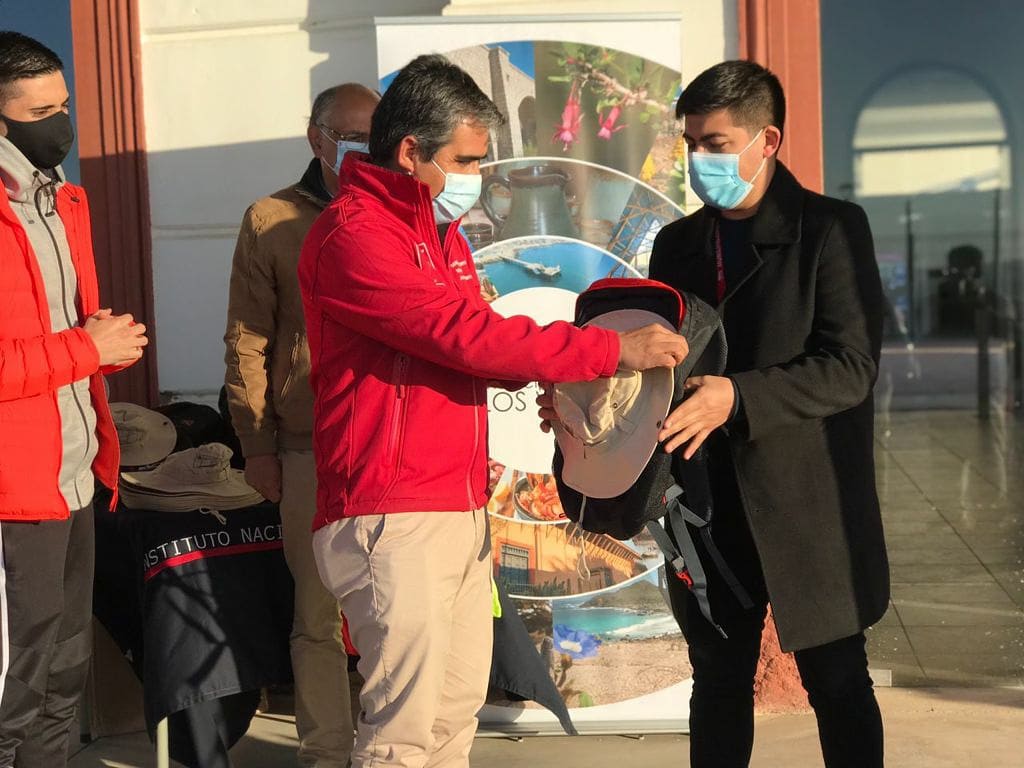En una ceremonia encabezada por el Seremi del Deporte @jcfritis en compañía del CORE Jaime Herrera y  el Jefe de Gabinete de la <a href="/muni_losvilos/">Municipalidad de Los Vilos</a>, Mario Pizarro, se realizó la entrega de indumentaria  y equipamiento a los beneficiarios del programa Senderismo del #INDCoquimbo.