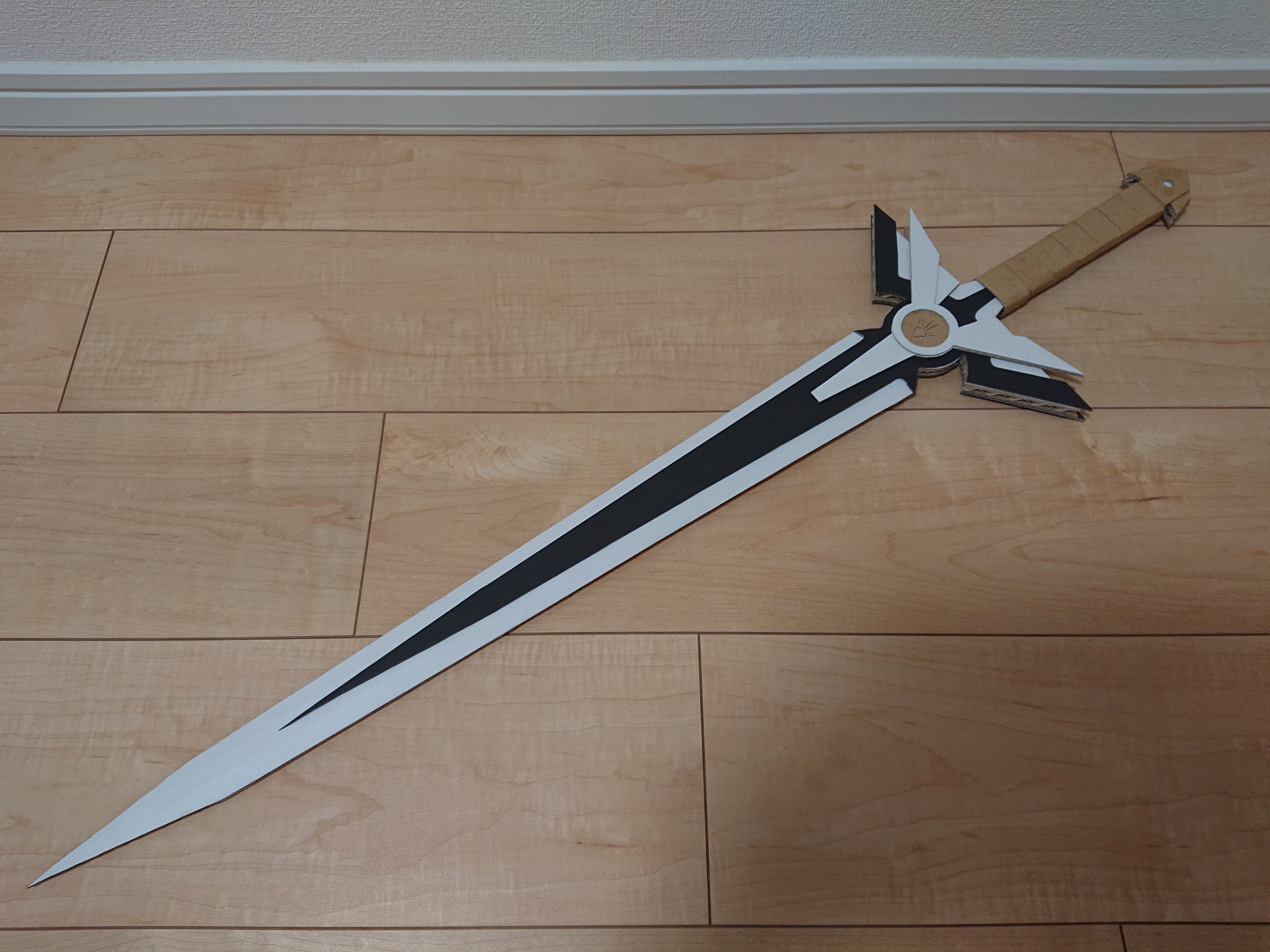 D A オリハルコンがなかったのでつくるさんの型紙を使ってダイの剣をダンボールで作りました ダンボールなので竜の騎士じゃない自分が使っても折れちゃいます 紋章を掘った段階で精神削られすぎたので鞘は後日作ります 時間も遅いですし ダイの大