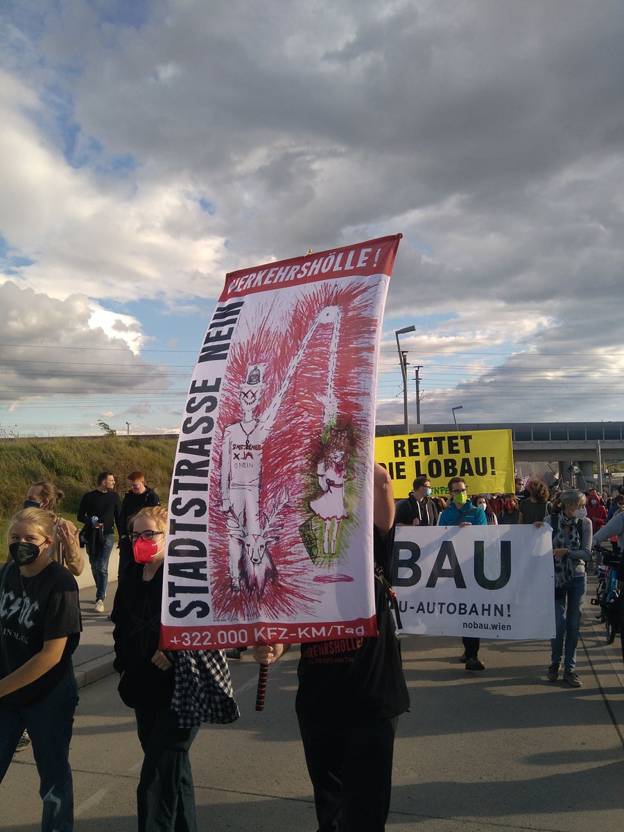 wolf_kamp's tweet photo. Die Protest-#Demo gegen den Bau der #Stadtstraße ist in vollem Gang. Diese Straße ist als Teil des #Autodrom #Donaustadt nicht akzeptabel und mit #Österreich|s #Klimazielen nicht vereinbar. @BgmLudwig @ViennaForFuture #Lobauautobahn https://t.co/lLeR8ekLrz