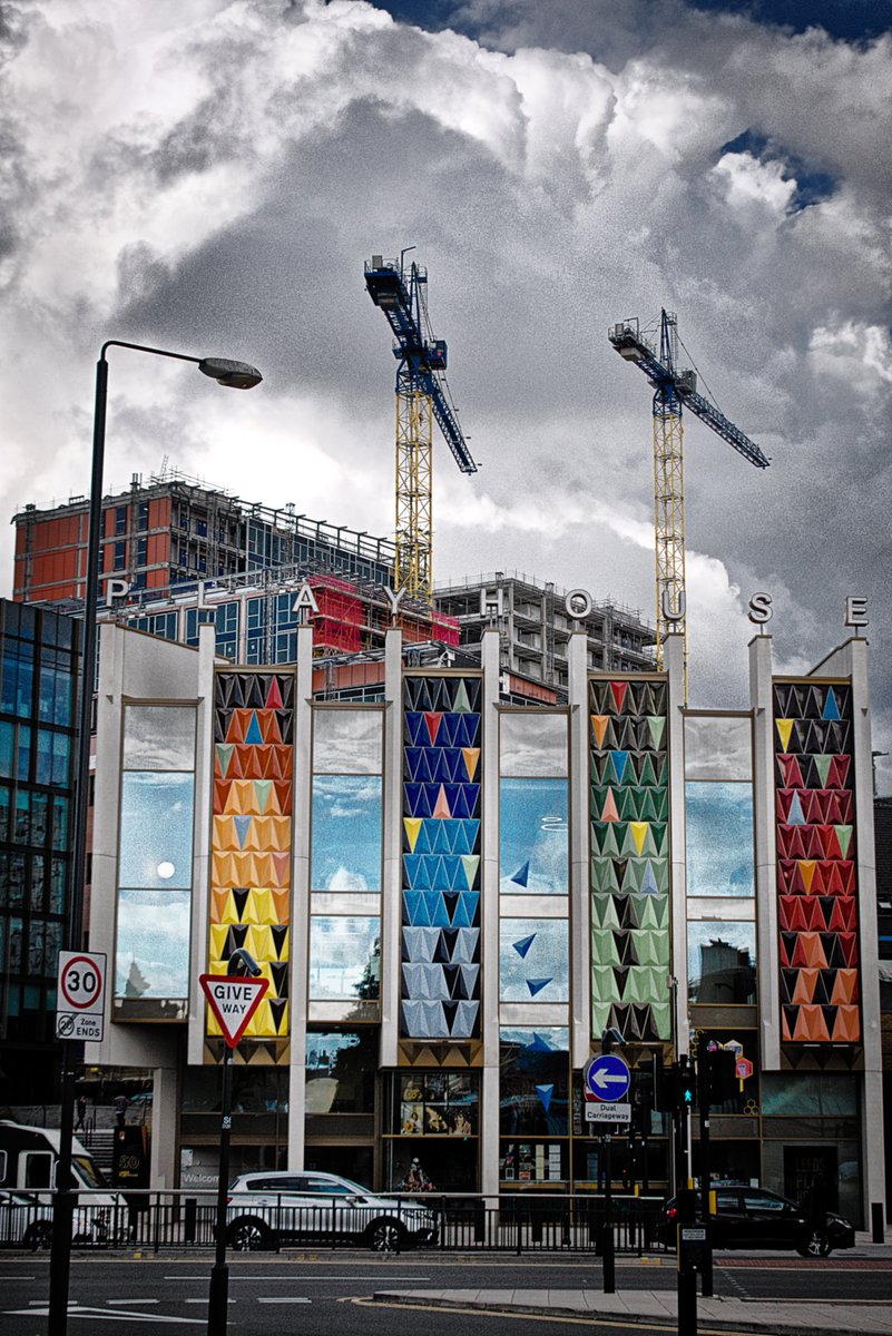 MarkHunterArts's tweet photo. A colourful building, the Leeds Playhouse. 
@LeedsPlayhouse #Leeds #City
 #Architecture #FridayVibes  #Streetphotography   #Yorkshire https://t.co/8Uxii0NByb