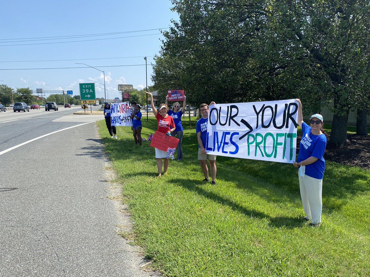 MFOLMD's tweet image. Sit in against NRA lackey Andy Harris HAPPENING NOW‼️📢 w/ @MomsDemand &amp;amp; more!