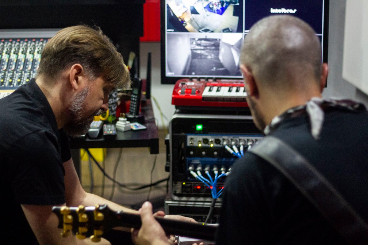 Co2Londrina's tweet photo. @OsmaniJr e @AlexandreBressan regulando os devices para a gravação do #SurfaceDiscografia @Co2Londrina @3EM1 @LadoRock @CoalizaoAutoral https://t.co/pSAvoT9Zdi