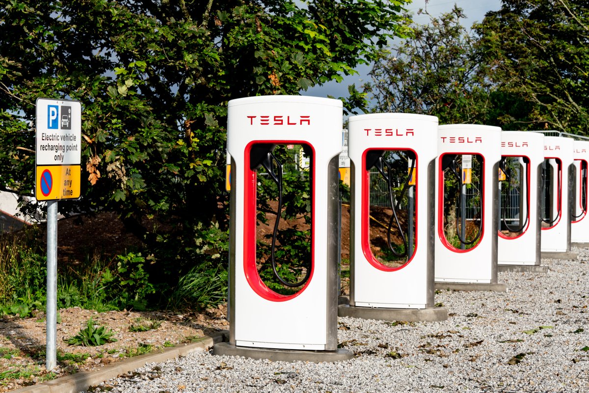 Headforwards's tweet photo. We are really pleased to host Cornwall's first Tesla Superchargers! Perfect timing for them to go live ready for the bank holiday weekend.
@Tesla @TeslaCharging @tobyparkins
#Headforwards #FibreHub #Cornwall #BankHolidayWeekend https://t.co/mpVf6EpJ0I