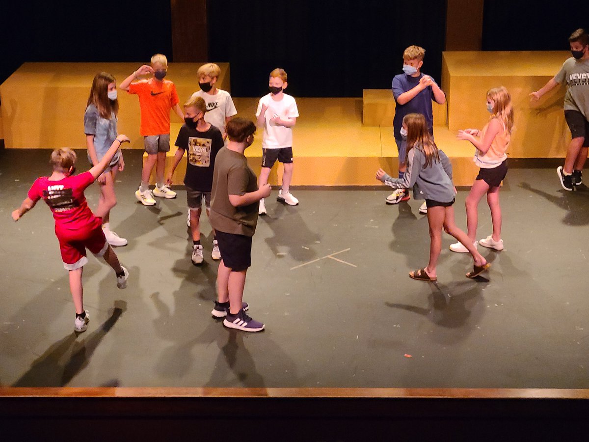 It's time to practice your favorite wax museum pose. These Ss had so much fun doing this activity for the first time. #heritagems <a href="/LPSFineArts/">LPS Fine Arts</a>