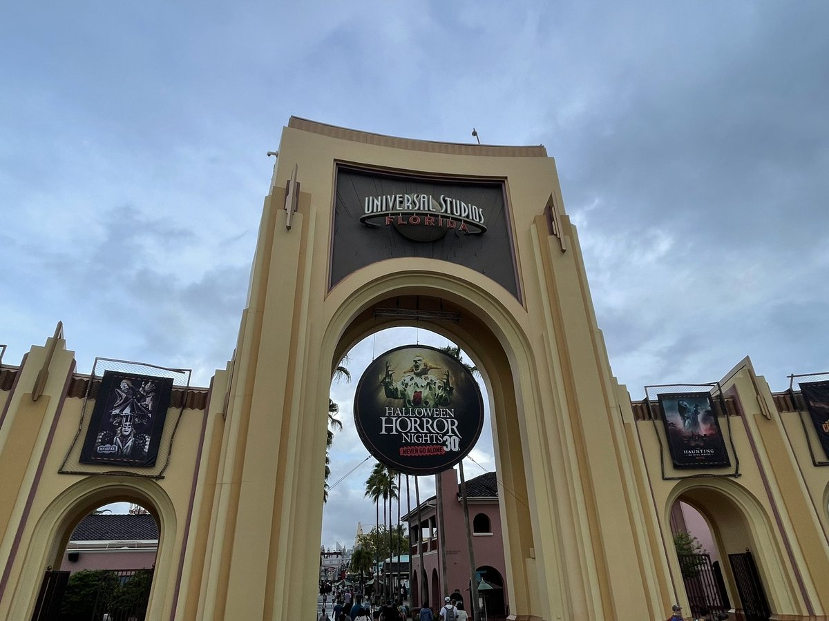 insideuniversal's tweet photo. What a glorious sight! The archway has been decorated for Horror Nights! @HorrorNightsORL https://t.co/qiXTsNeeLm