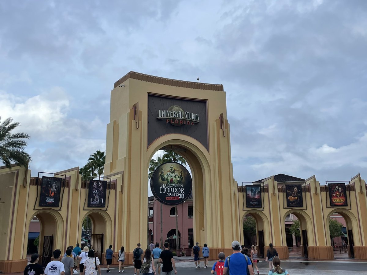 insideuniversal's tweet photo. What a glorious sight! The archway has been decorated for Horror Nights! @HorrorNightsORL https://t.co/qiXTsNeeLm