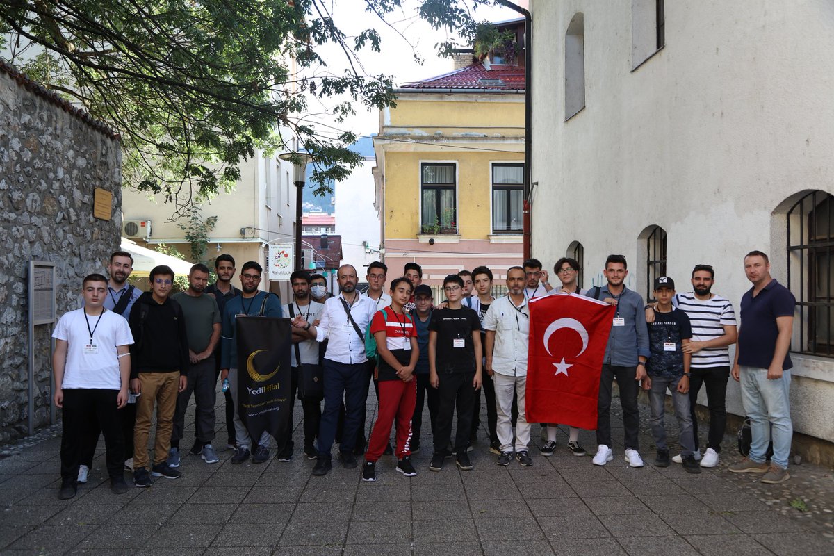 YediHilal's tweet photo. Bu sefer mekan Bosna!
"Mekan Sendedir" ve "Çağın Sancaktarı" yarışmalarında Bosna Turu ödülünü kazanan Üniversiteli ve Liseli beyler, Bosna turuna başladı. Saraybosna şehir turu sonrası Mladi Müslimani'yi ziyaret eden gençler Bosna'yı daha yakından tanıma fırsatı buldular🙂✈🌍🛩 https://t.co/1UiIf48ubq