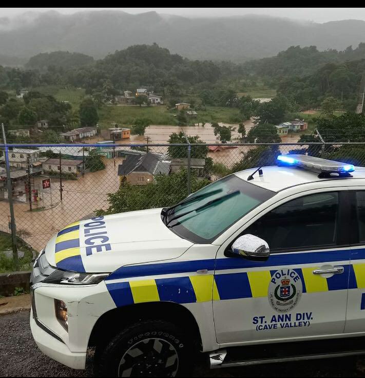 JamaicaConstab's tweet image. A Police service vehicle overlooks the flooded town of Cave Valley in St. Ann. 

Motorists and pedestrians are urged to avoid the area until the water recedes.