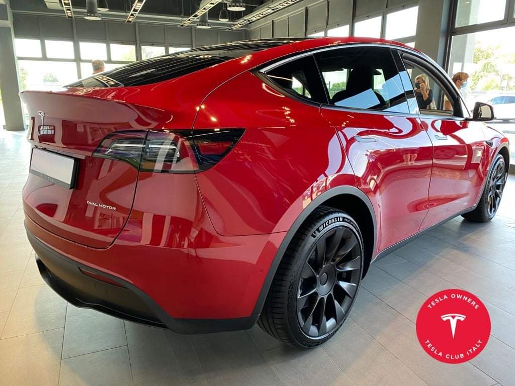 TeslaClubItaly's tweet photo. Siamo stati al #TeslaStore di Peschiera Borromeo (#Milano) dove abbiamo potuto fotografare due diverse configurazioni, di colore e di cerchi, della nuovissima #Tesla #ModelY. https://t.co/S5n6XCxEib