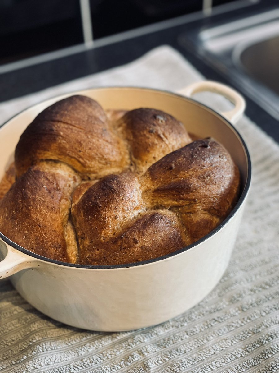 t_a_k_a_s_i's tweet image. 🍞👨‍🍳 Home made bread #Walnutbread