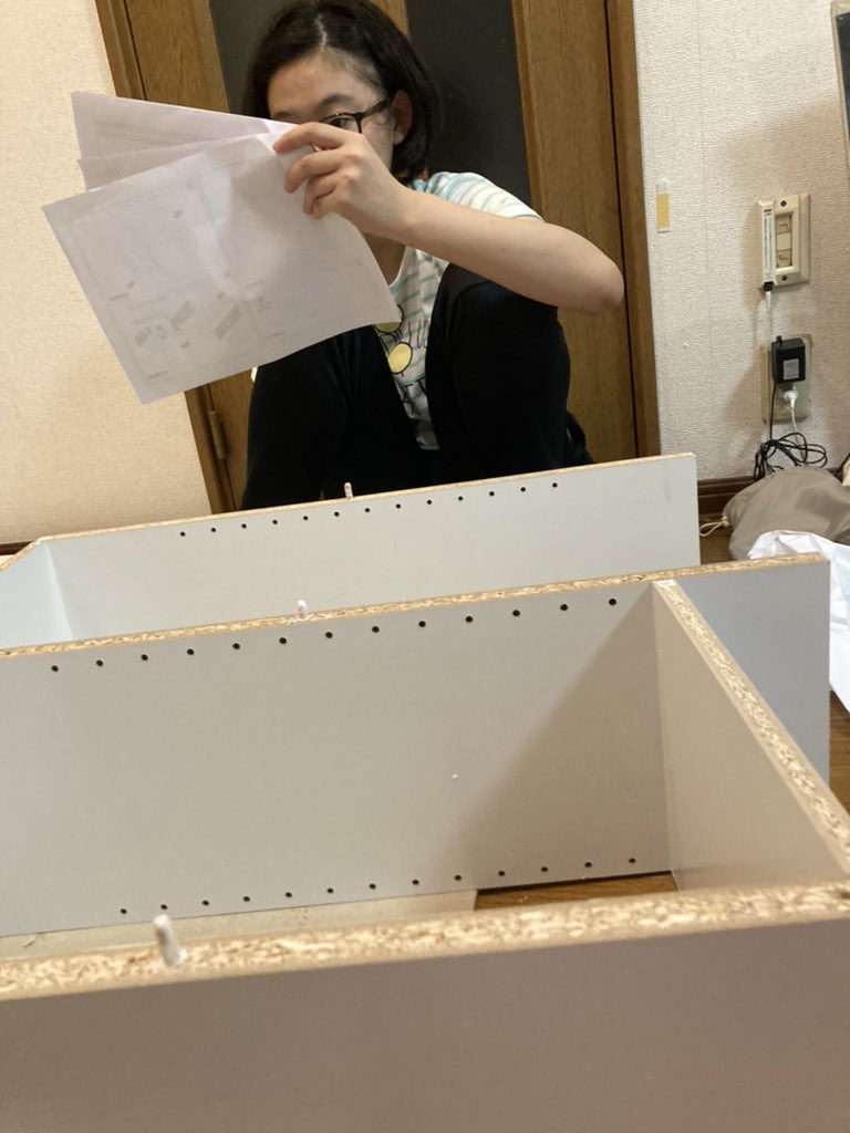 tatsualale's tweet photo. 🐤の勉強机が小さい頃に買ったIKEAの子供用でそれに脚を足して使ってたけど、あと4年使うと考えて(希望)
やっと新しいの購入。こんな夜に組み立て始���て何時に終わるんだか（；＿；）
#rowya https://t.co/OhKy6Qe1qK