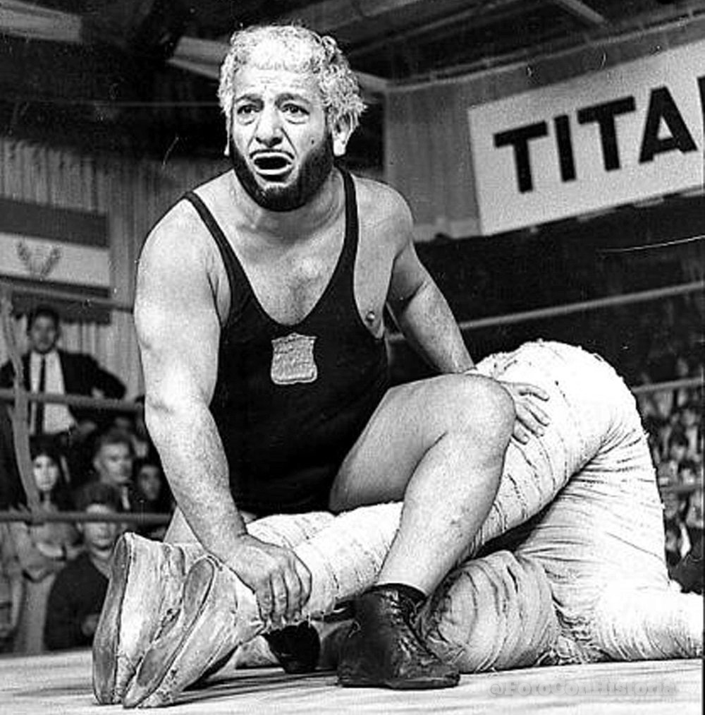 “Porque el hombre que quiere, siempre puede, y yo quiero, y por eso pude llegar hasta acá. A la entrada, no sé si ustedes lo han visto, he tirado mi bastón, porque teniendo a Titanes en el Ring no necesito ningún apoyo, el bastón no me hace falta”. Martín #Karadagian