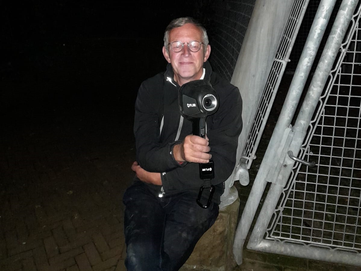 Dit weekend: Nacht van de Vleermuis | 
Afgelopen nacht mocht HOEK in Artis rondkijken op welke plekken extra #vleermuiskasten opgehangen kunnen worden. Wil jij dit weekend ook op pad met een vleermuisexpert, check dan nachtvandevleermuis.nl voor activiteiten bij jou in de buurt.