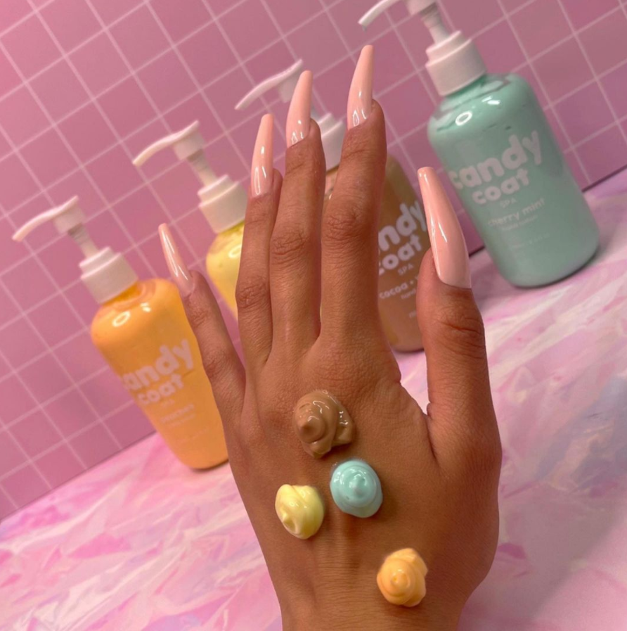 I can already smell the coconut-scented cream 😍😩✨💅 

#lovecandycoat #nails #gels #nailart