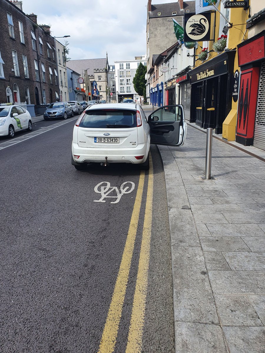 Both of these roads were upgraded with sustainable mobility funding, both were designed to facilitate parking on cycling infrastructure, needless to say both projects are failures. Photos taken within 2 minutes of each other today. <a href="/LimerickCouncil/">Limerick Council - Comhairle Luimnigh</a> <a href="/TFIupdates/">Transport for Ireland</a> 😢