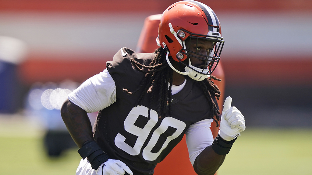 AroundTheNFL's tweet image. Browns' Jadeveon Clowney salivating at chance to face guards: "We love that matchup...That guard position, they're not real athletes down there"

nfl.com/news/browns-ja…