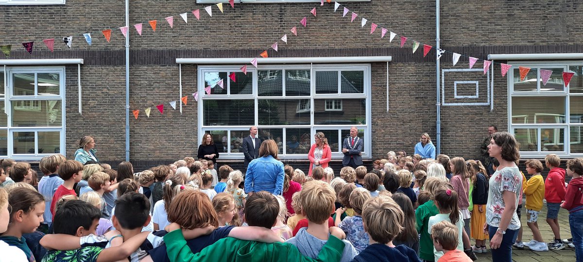 Vandaag was de officiële opening voor de hele school. Hierbij was de Burgemeester, de wethouder en de bestuurder van Proceon aanwezig. #verbouwing #Bussum #backtoschool