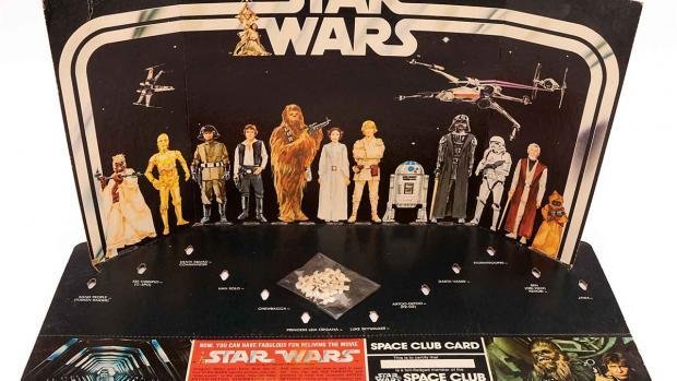 SWbot327's tweet image. 【豆知識】
1977年のスター・ウォーズの大ヒットは多くの人にとって予想外で、準備していなかったおもちゃ業界は、1977年のクリスマス商戦までにフィギュアを生産できなかった
そのため、1977年のクリスマスには、フィギュア引換券付きの空の箱が売られた