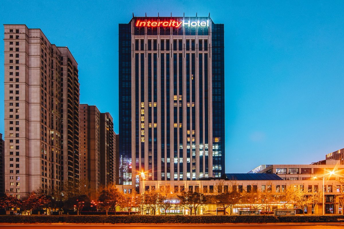 Mit 260 modern ausgestatteten Zimmern und einem Restaurant mit deutschem Touch heißen wir unsere Gäste in der chinesischen Stadt Zhengzhou willkommen! Mehr Infos zum neuen IntercityHotel Zhengzhou East Railway: deutschehospitality.com/presse/pressea… #intercityhotel #expansion #dhfamily