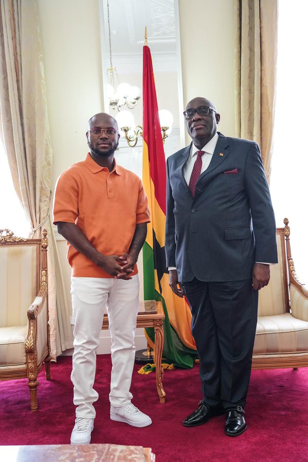 Ghana’s High Commissioner to the UK, @powusuankomah is determined to promote the works of Ghanaian artistes. Through meetings, he has hosted prolific musicians @stonebwoyb & @IamKingPromise as part of activities to promote Ghana’s cultural diplomacy policy. 🇬🇭