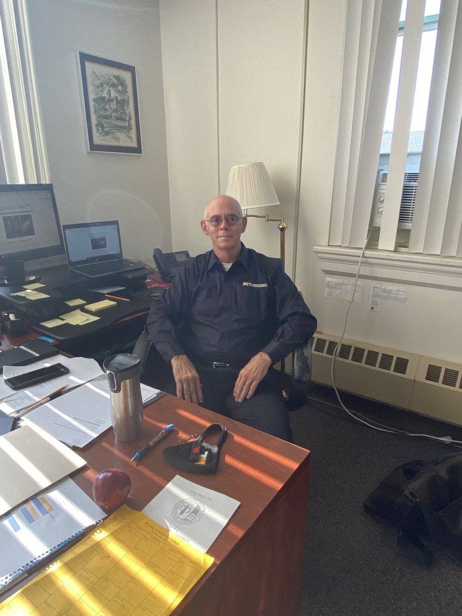 WLUBusiness's tweet photo. Black n Gold Fridays in the WCOB!  Topper Pride!  #BlacknGoldFridays #WCOB #WLU https://t.co/1xQpGnUP6P