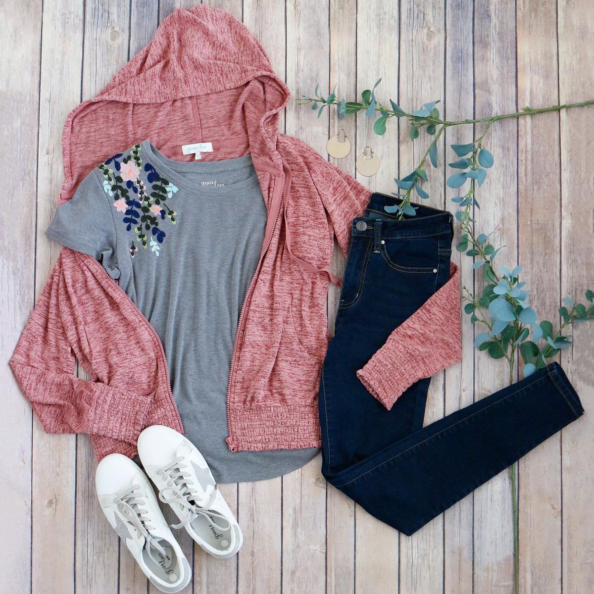 GraceandLaceCo's tweet photo. Need some help transitioning to Fall seamlessly? You got you😊
•
•
#hoodie #heatheredhoodie #embroideredtee #sneakers #starsneakers #designerdenim #darkwashjeans #darkwashdenim #graceandlace #flatlaystyle #fall #falloutfits #transitioningtofall #fall2021 #fall2021outfits https://t.co/zsMPhhuNZR