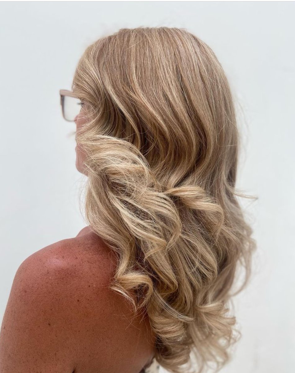 Voluptuous Strawberry Blondie 💛 by Sarah D #pkaihampton

From outgrown highlights and lockdown home colouring to beautiful tones to Brighton and compliment natural warm tones.  Styled using @ghdhair classic curl tong. 

#peterboroughuk @pkaihair