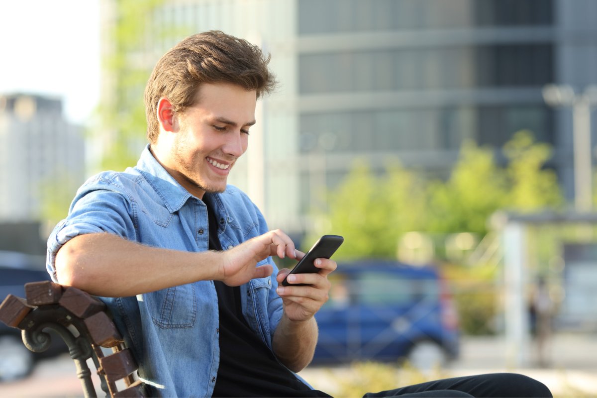 малыш на драйве 2017. мужчина с телефоном. парень. парень из телефона. наушники на человеке.