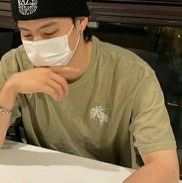 jaebeomlogia's tweet photo. jaebeom andando com merch novo e se esquecendo que ele tem que colocar pra vender https://t.co/nnaGaXJ1G3