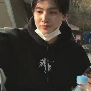 jaebeomlogia's tweet photo. jaebeom andando com merch novo e se esquecendo que ele tem que colocar pra vender https://t.co/nnaGaXJ1G3