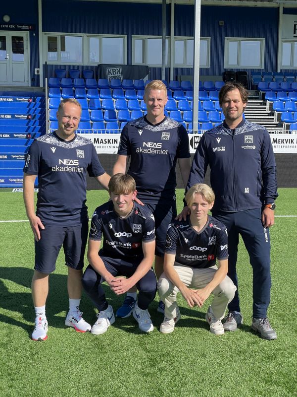Gratulerer til Marius Weidel (05) &amp; Heine Gikling Bruseth (04) med profesjonelle kontrakter! 
Summen av egentrening, familie, oppvekstmiljø, topp og breddeklubb har alle bidratt, men mest av alt: deres eget ønske om å hele tiden bli bedre! Et steg på veien, nå fortsetter jobben⚽
