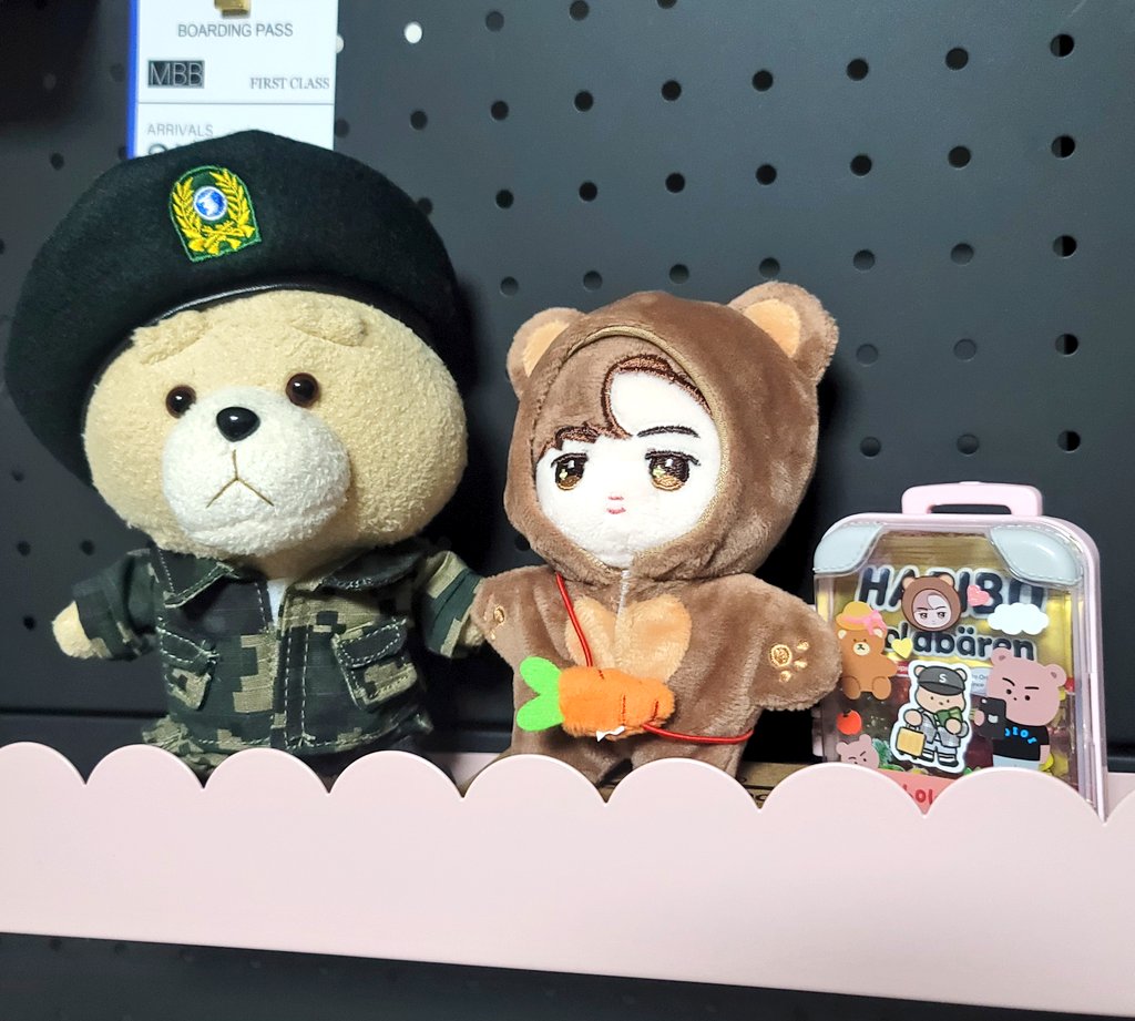 withnunu0618's tweet photo. 쪼꼬숀이씨 잘 도착했어요 🙂
귀여워라🐻

곰도리 테드 옆에
키높이 발판 깔고 세워줌ㅋ https://t.co/vsztKdK2kp
