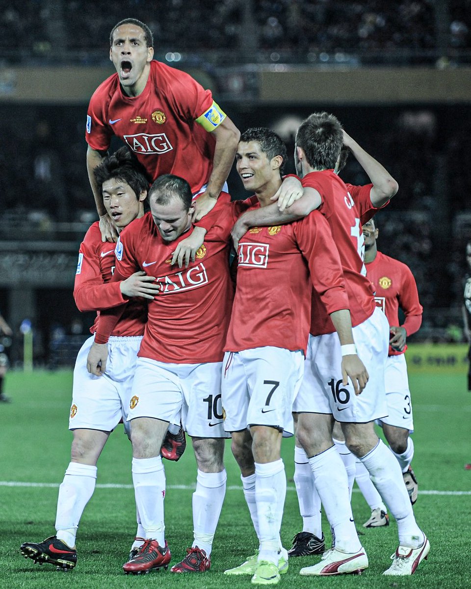Cristiano Ronaldo was convinced to consider a return to Man United following texts from a number of former team-mates late last night, sources have told <a href="/MarkOgden_/">Mark Ogden</a> 😱📱
