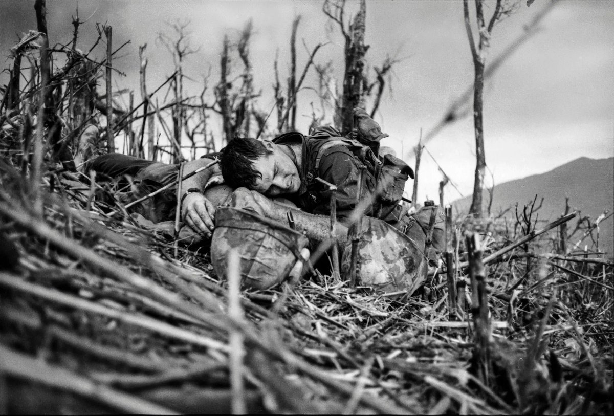 #Photography #CatherineLeroy #Vietnam apud @mariosabinof 
'Corpsman in Anguish' (1967)