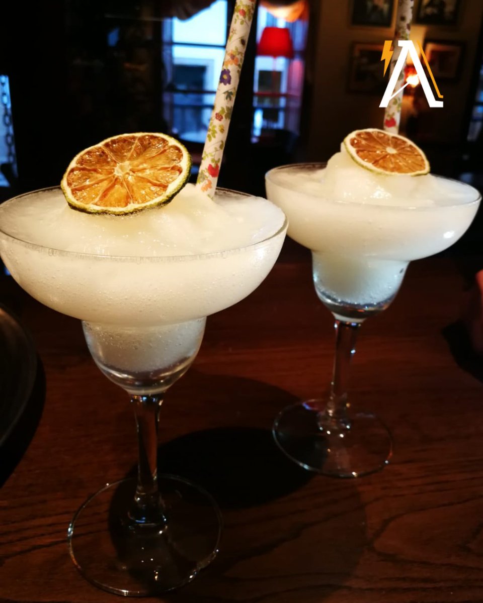 PubAtlantico's tweet photo. Esta ola de calor se lleva mejor tomando nuestra refrescante 🍸Margarita Frozen, ¿verdad?

Te esperamos de 19h a 3h en el ⚡Atlántico.

Keep On Rocking! 🎸

#FamiliaAtlantica #CocteleriaAtlantica #PubAtlantico #Atlantico #RockAndCocktails #Rock #Pub #Bar #Margarita https://t.co/h1qRGkNzRq