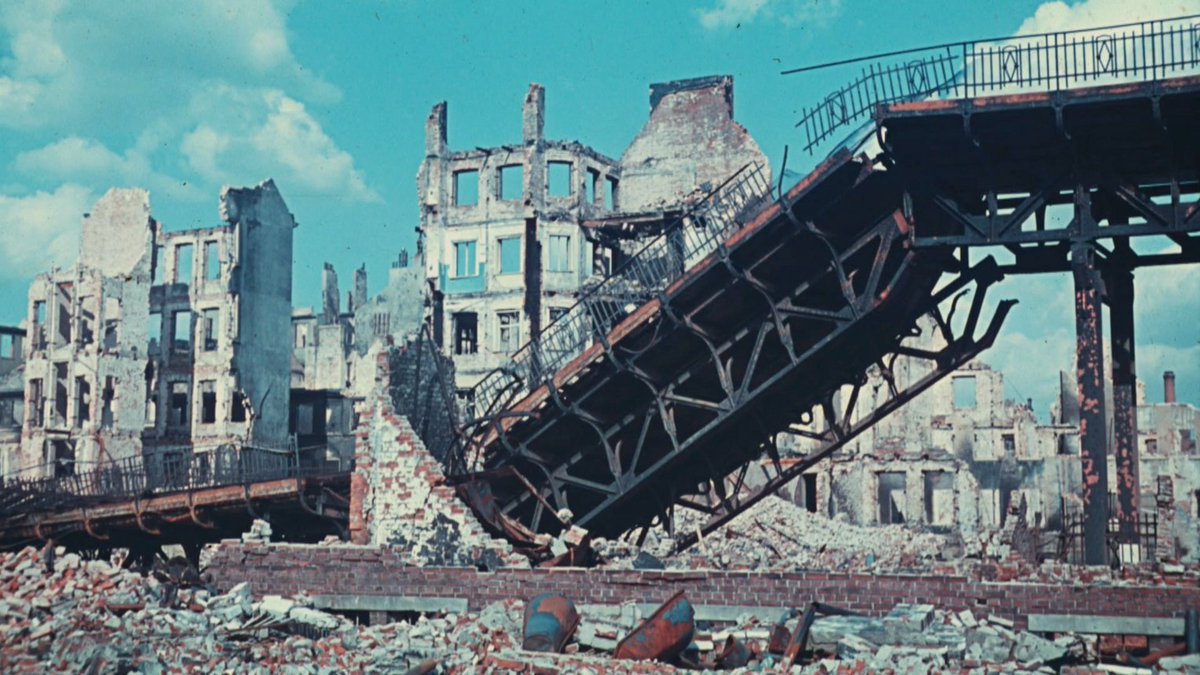 ErnstvAll's tweet photo. "Durch die Straße liefen Menschen, die brannten und schrien"
#Hamburg nach dem Krieg: Satiriker Hans #Scheibner, der in den Trümmern aufwuchs, spricht über Phosphorbomben, Eiseskälte und und die Glücksmomente, wenn es Dickmilch oder Kekse gab.
https://t.co/tS7jqiRWpb https://t.co/MiE6jC50S8