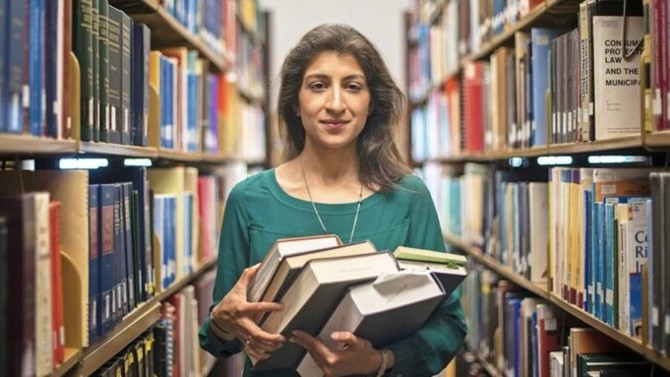 Flashback : Juriste connue pour sa lutte contre la domination des #Gafa, Lina Khan est nommée présidente de l'Autorité américaine de la #concurrence. @linakhanFTC <a href="/FTC/">FTC</a> magazine-decideurs.com/news/lina-khan…