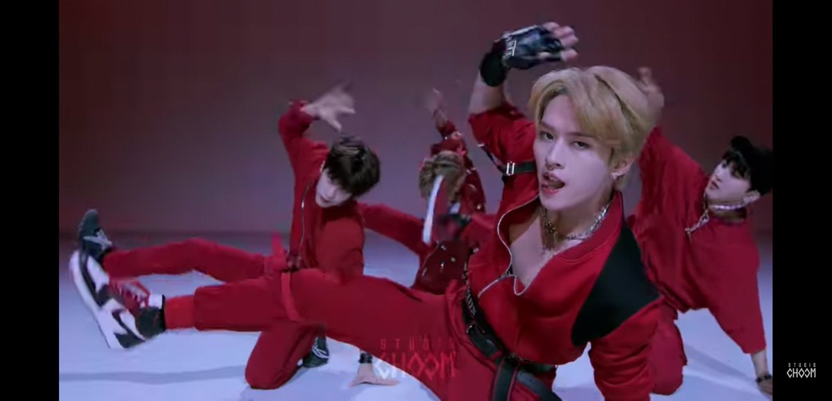 минхо из stray kids. ли ноу клипы. Lee know and felix.