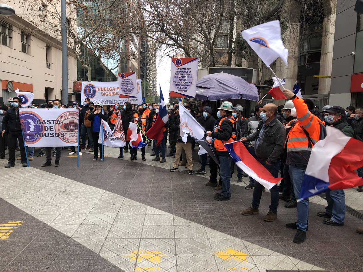 SindicatoSUT's tweet photo. Sindicatos SIIL y SUT se manifiestan en codelco casa matriz frente a la intransigencia de empresa y nulo diálogo tras 16 días de huelga @CodelcoChile @radiolaclave @ContigoCHV @rvfradiopopular @FTCobre https://t.co/iRfFBFp6Vk