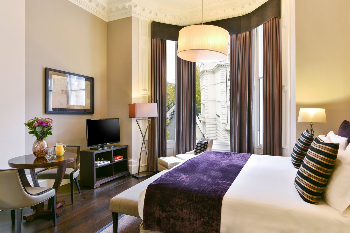 fsqueensgate's tweet photo. It's not too late to book your bank holiday break! Take the extra day to tick off London’s attractions. Picnic in Buckingham Palace gardens, dance at Notting Hill Carnival or take a boat tour along the Thames.

Start planning your weekend now. Link in bio. https://t.co/D2A1yenWTc