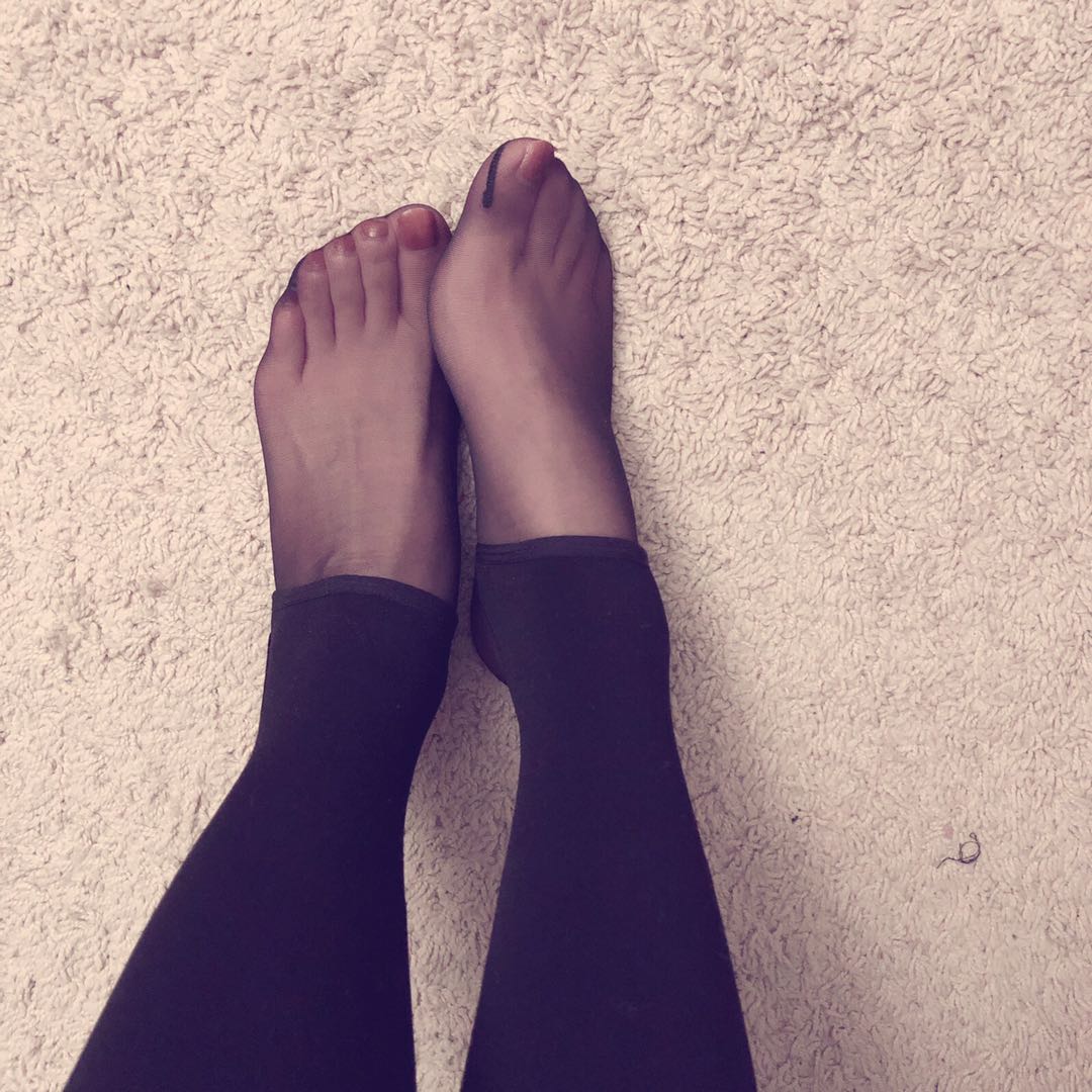 射黑丝脚 on Twitter: 还是这位兄弟 @AABB11182059578 的投稿 兄弟们一起评论意淫她女朋友的黑丝脚 用精液射满她的 