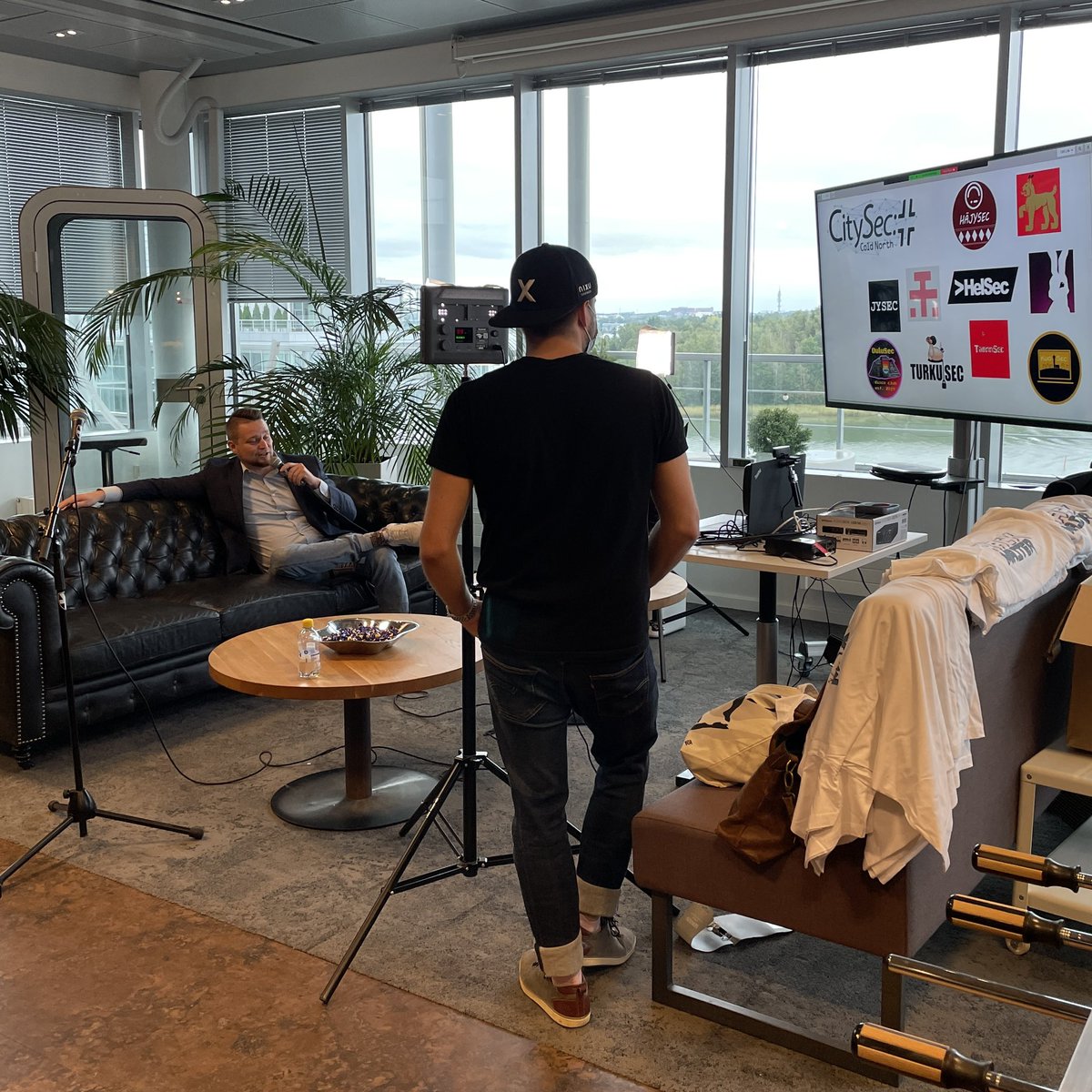 NixuCorporation's tweet photo. #GenerationZChallenge -palkintojenjakotilaisuudessa kyberalan yhteistyökumppaneilla oli tänään ilo palkita kilpailun voittajat. Paljon onnea Juuso, Santtu ja Roni! 🎉🥳
#hakkeriyhteisö :n tulevaisuus näyttää lupaavalta! 👽🔮✨ https://t.co/KvfqIULC6Z